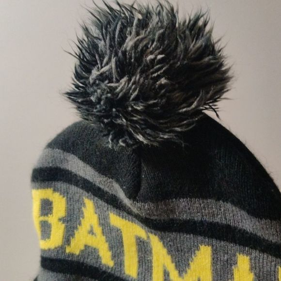 DC Comics Batman Bat Symbol Logo Black Yellow Beanie Hat - Picture 4 of 8